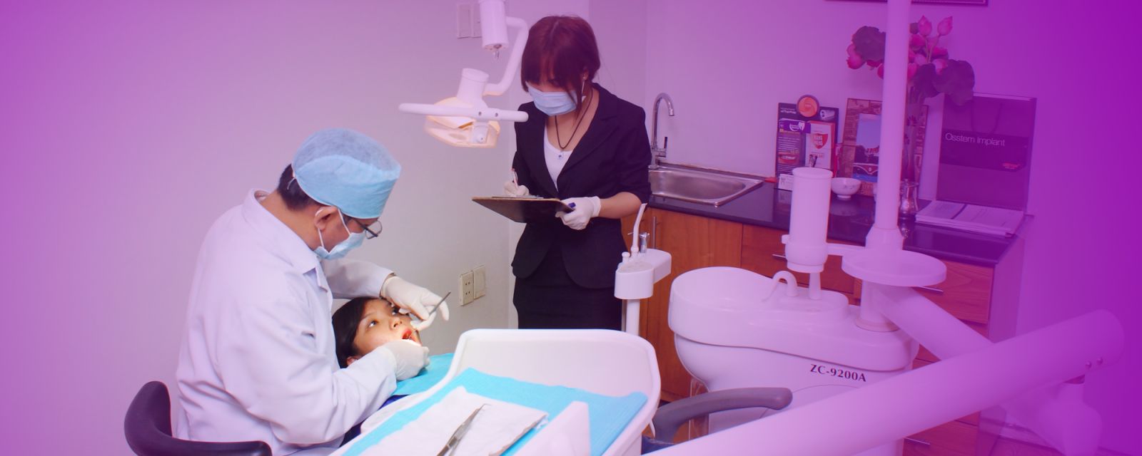 Bác sĩ đang thực hiện trám răng